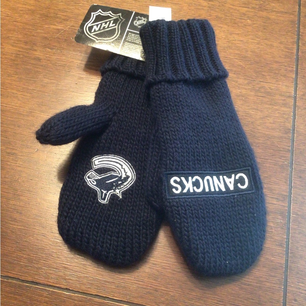 NHL Navy Knit Vancouver Canucks Logo Mittens